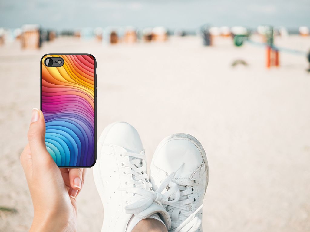 Backcover voor iPhone SE 2022 | SE 2020 | 7/8 Regenboog in gebruik op het strand met sneakers.