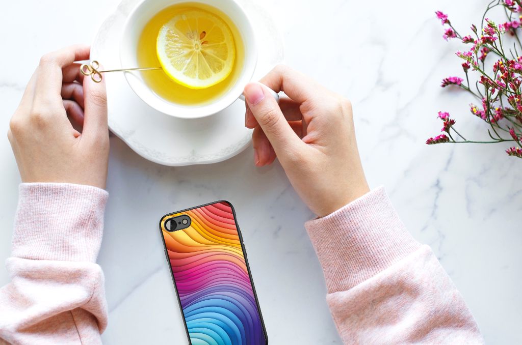 Backcover voor iPhone SE 2022 | SE 2020 | 7/8 Regenboog met heldere kleuren en handen rond een kopje thee.