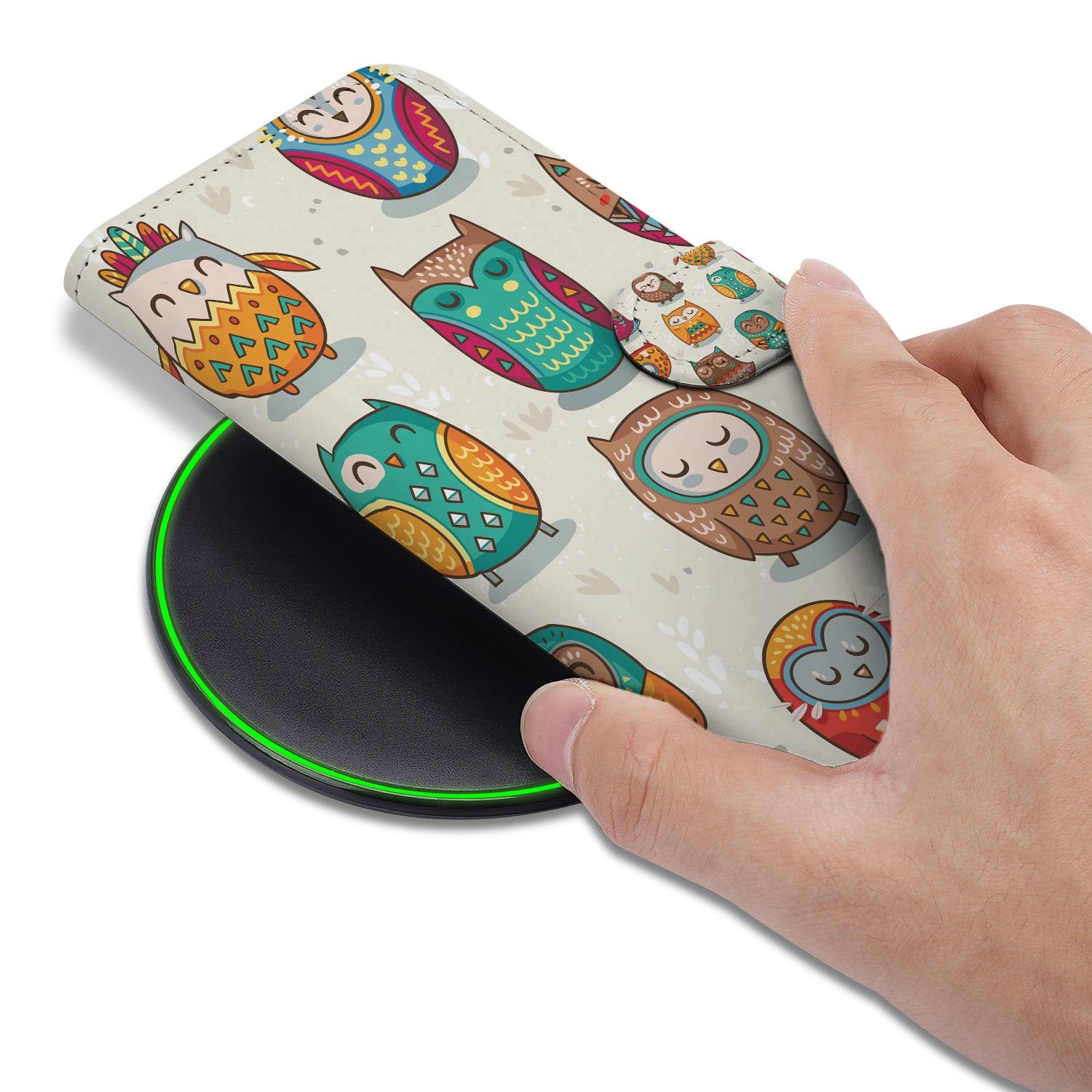 Book Case iPhone 17 Vrolijke Uilen Pasjeshoesje uilen patroon hand boven draadloze oplader