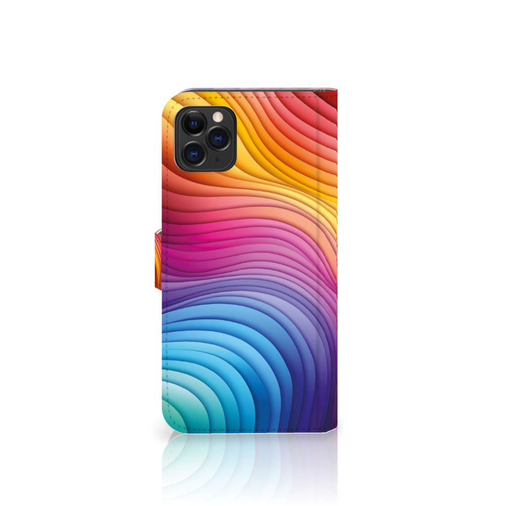 Book Case voor Apple iPhone 11 Pro Max Regenboog met levendige, golvende kleuren in een speelse design.