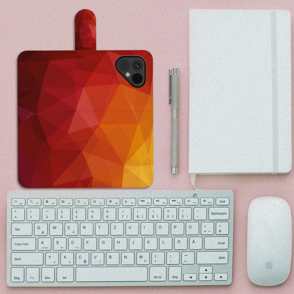 Book Case voor Fairphone 5 Polygon Red met abstract design op een bureau met toetsenbord en notitieboek
