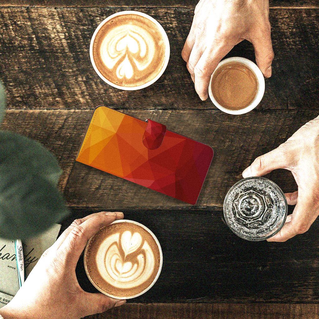 Book Case voor Motorola Edge 40 Polygon Red met abstract design op een houten tafel met koffie.