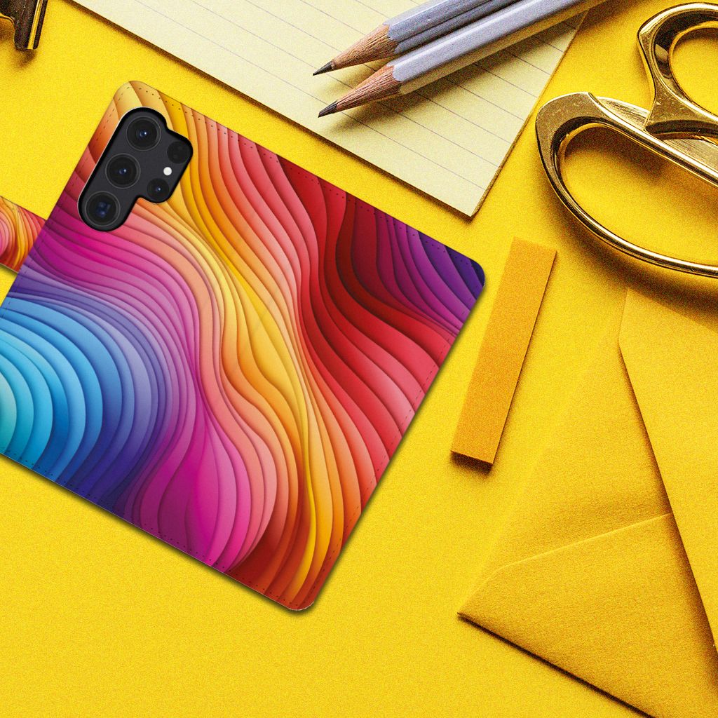Samsung Galaxy S24 Ultra Book Case Regenboog design kleurrijke golven bovenaanzicht