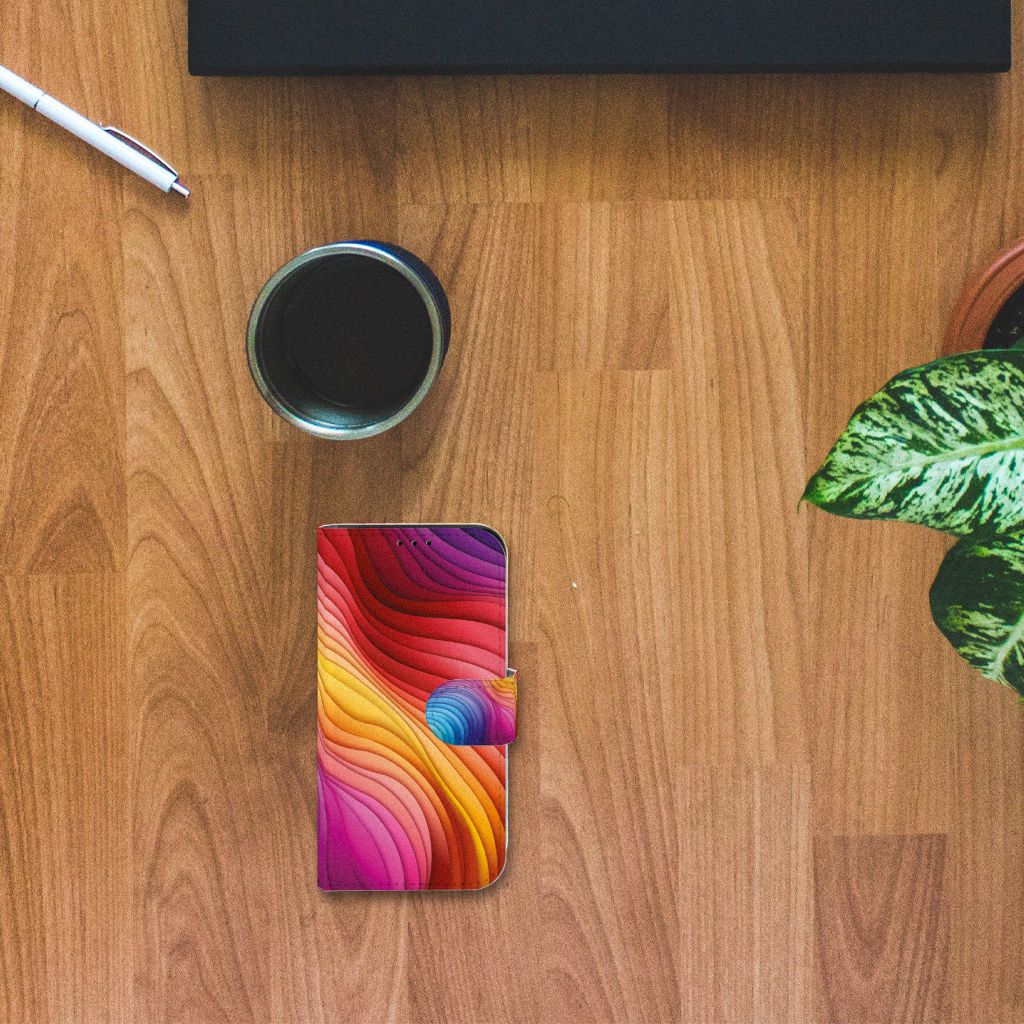 Book Case voor iPhone 13 Mini Regenboog met kleurrijk ontwerp op houten tafel.