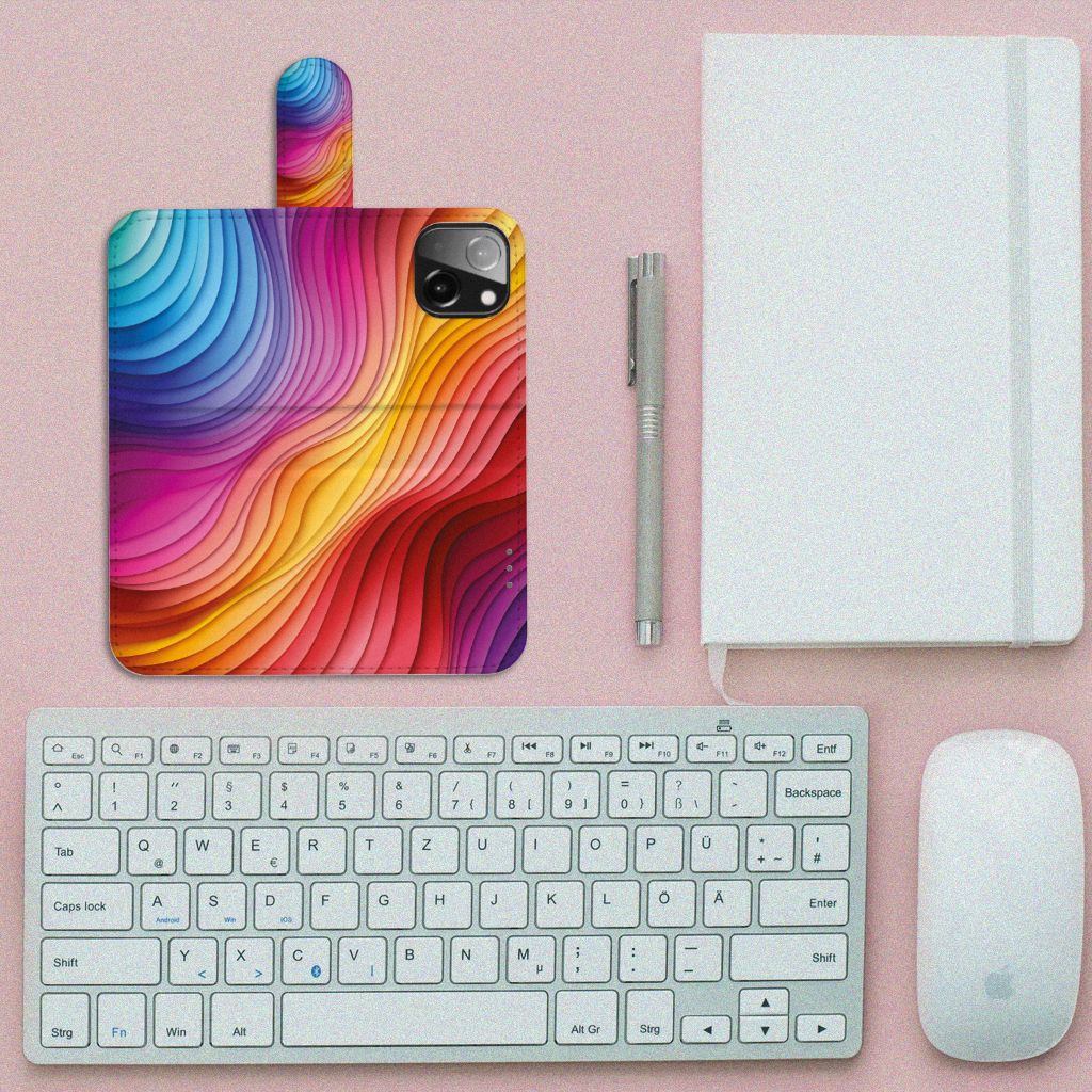 Book Case voor iPhone 13 Mini Regenboog met kleurrijk golfpatroon op een werkplek met toetsenbord en notitieboek