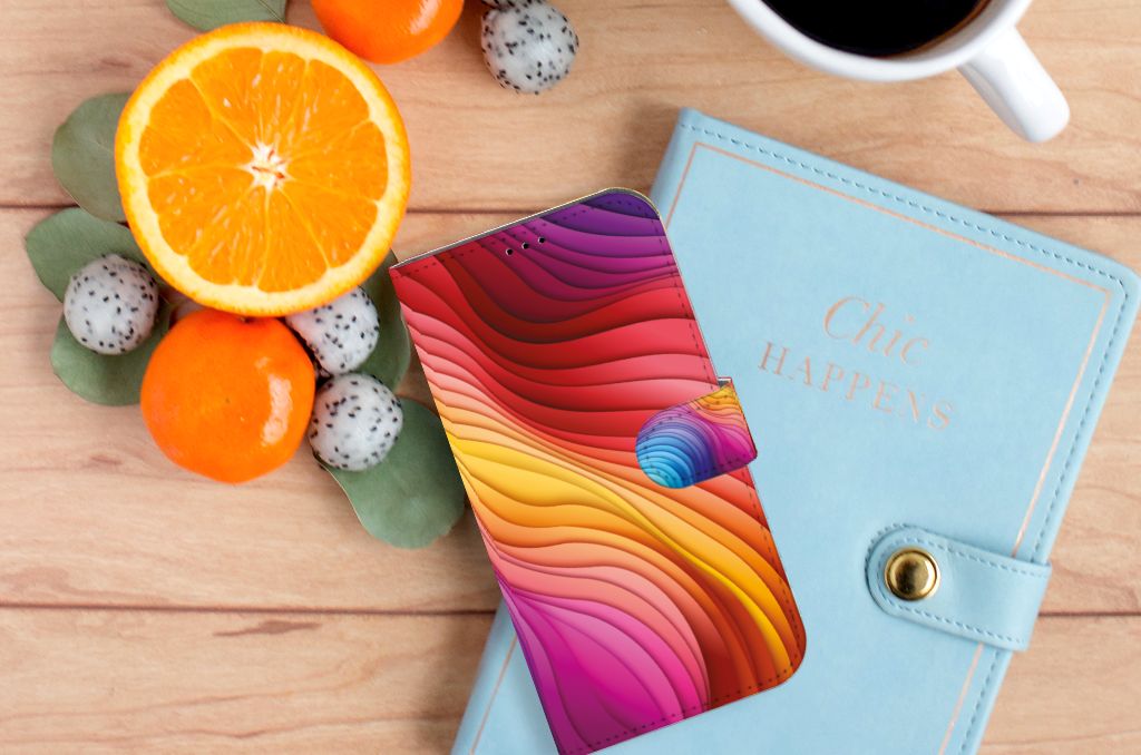 Book Case voor iPhone 14 Plus Regenboog met kleurrijk ontwerp en citrusvruchten eromheen.