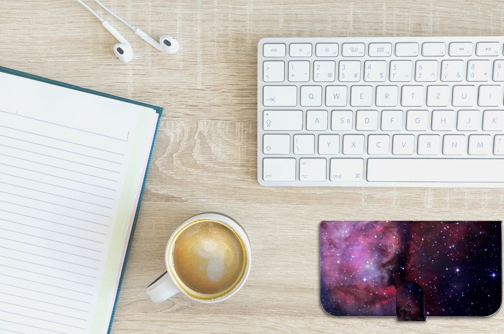 Apple iPhone 15 Plus Book Case Galaxy design bovenaanzicht bureau