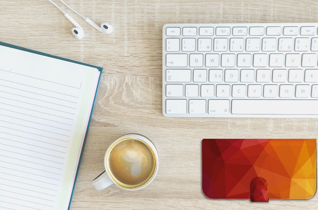 Book Case voor iPhone 15 Plus Polygon Red op bureau met laptop, notitieboek en koffie.