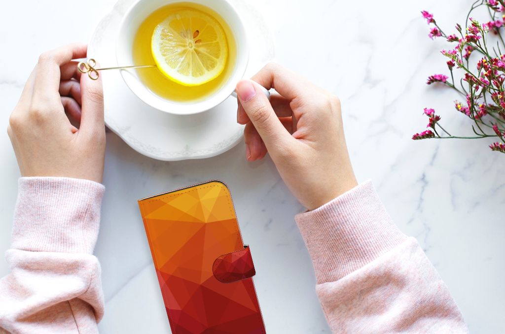 Geniet van thee met de Book Case voor iPhone 15 Polygon Red, een opvallend ontwerp met abstracte vormen.