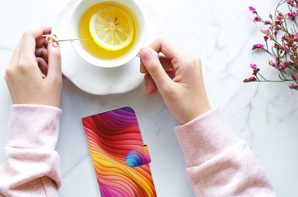 Book Case voor iPhone 15 Regenboog met kleurrijk ontwerp, wachtend op een kopje thee 🍵.