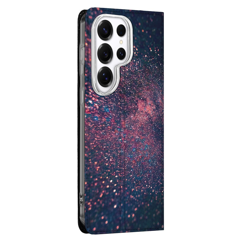 Samsung Galaxy S26 Ultra Book Cover Stars staand overzicht met glinsterend paars en blauw ontwerp.