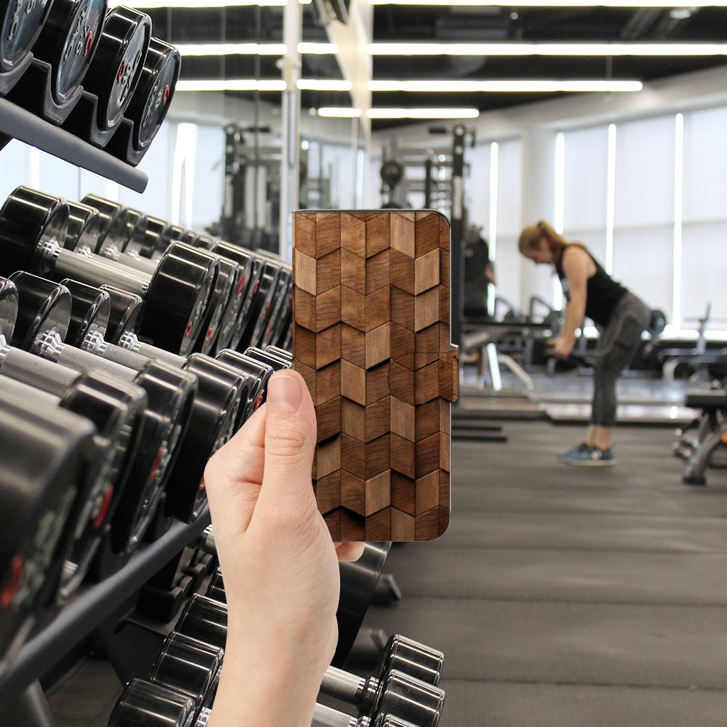 Book Style Case voor Motorola Edge 40 Pro Wooden Cubes in hand, fitnessruimte op de achtergrond, uniek en duurzaam design 💪.