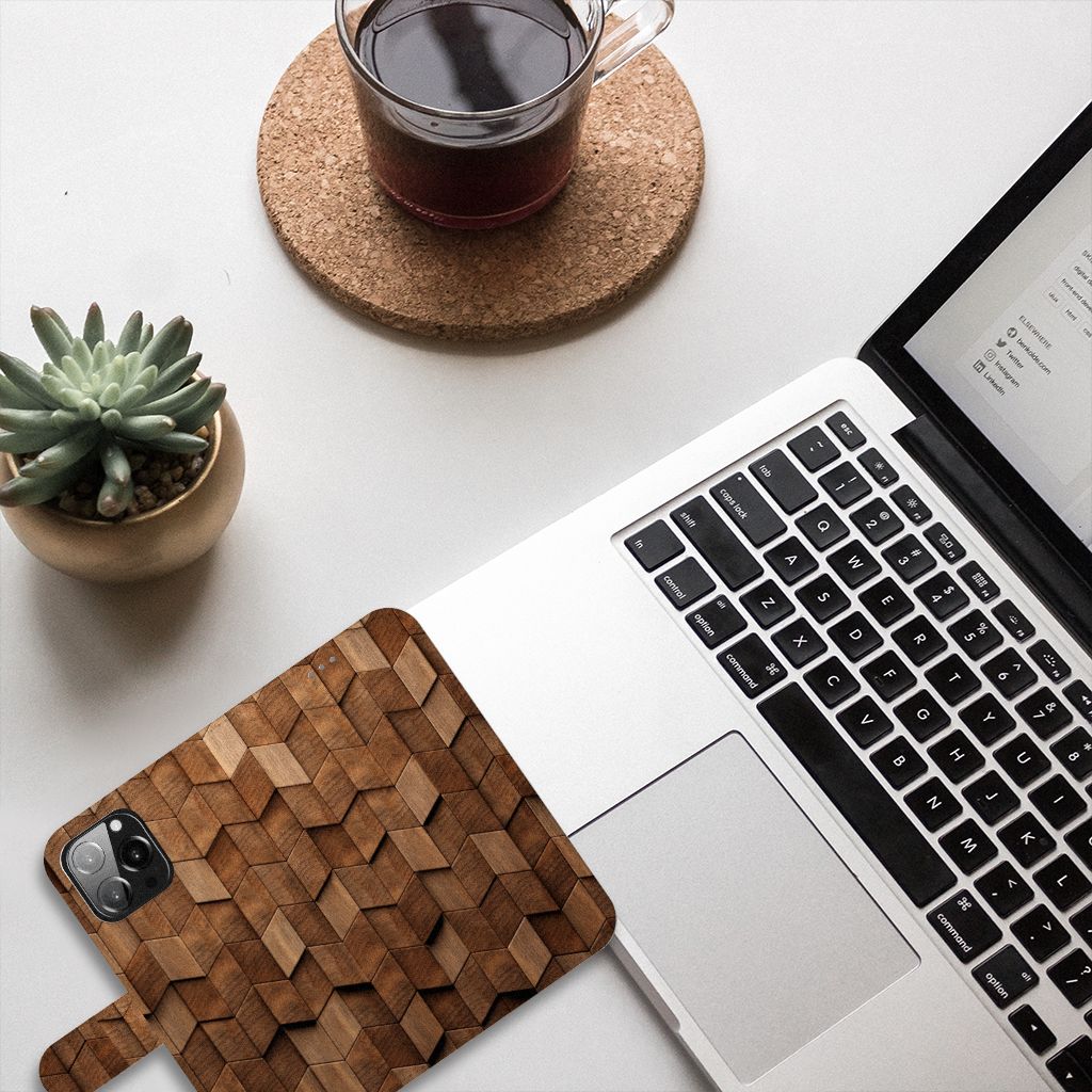 Book Style Case voor iPhone 13 Pro Max Wooden Cubes met een stijlvolle houten print en een laptop op de achtergrond.