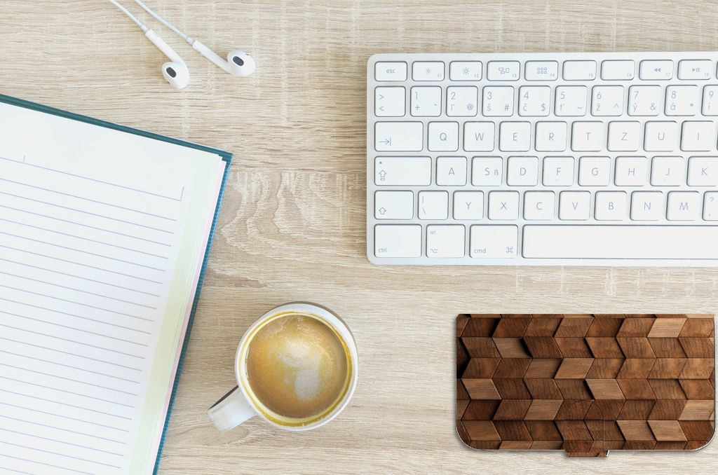 Boekstijl hoesje voor iPhone 15 Plus Wooden Cubes naast een notitieboek en een kopje koffie.