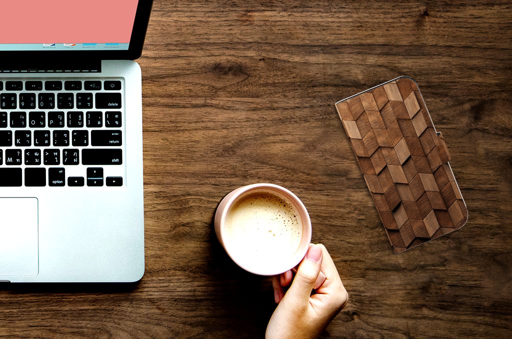 Book Style Case voor iPhone 15 Pro Wooden Cubes design bovenaanzicht laptop koffie