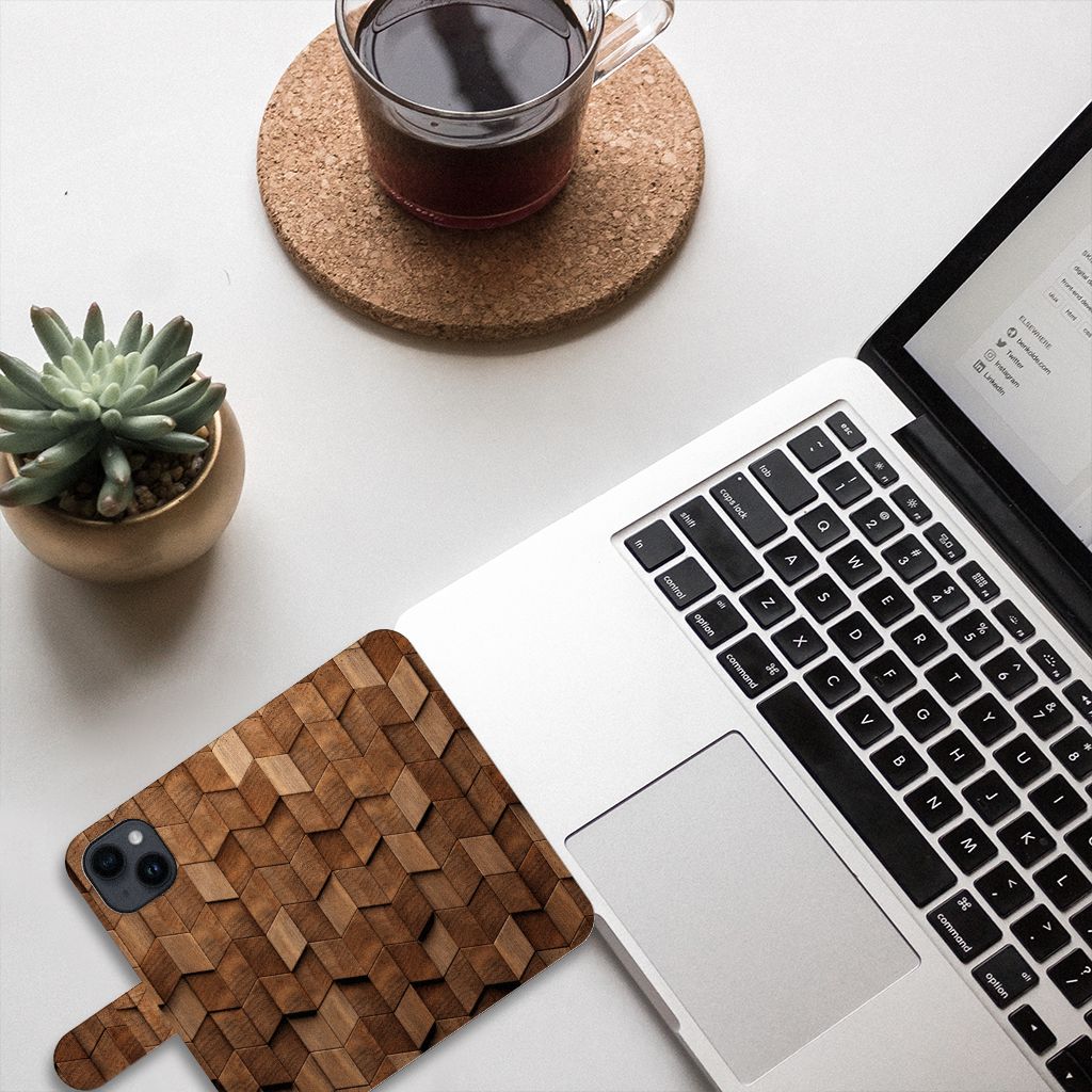 Book Style Case voor iPhone 15 Wooden Cubes op een bureau met laptop en plant. Uniek en trendy houten design!