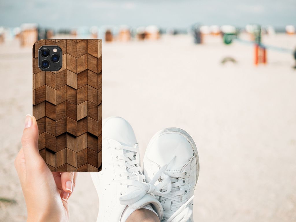 Book Wallet Case voor Apple iPhone 11 Pro Max Wooden Cubes in handen op het strand 🌊