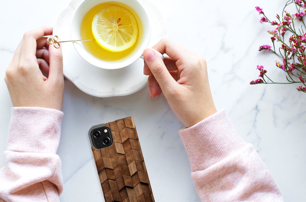 Book Wallet Case voor iPhone 13 Mini Wooden Cubes met een stijlvol houten ontwerp in gebruik met een drankje 🍋.