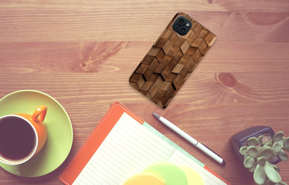 Book Wallet Case voor iPhone 15 Plus Wooden Cubes op een bureau met koffie en notitieboekje.