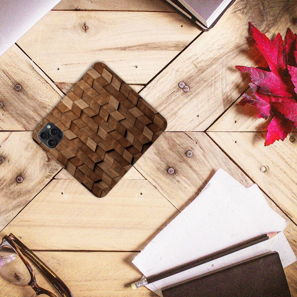 Book Wallet Case voor iPhone 15 Pro Max Wooden Cubes op een houten tafel met kantooraccessoires.