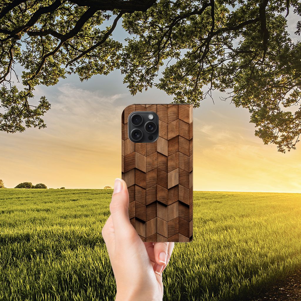 Book Wallet Case voor iPhone 15 Pro Max Wooden Cubes in hand met natuur op achtergrond.