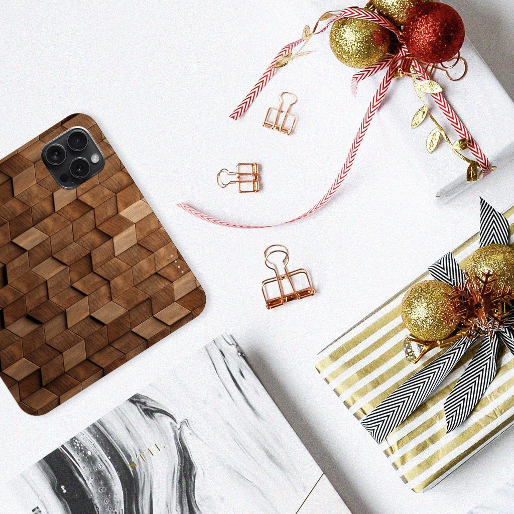 Book Wallet Case voor iPhone 15 Pro Wooden Cubes met houten design op tafel met geschenken.