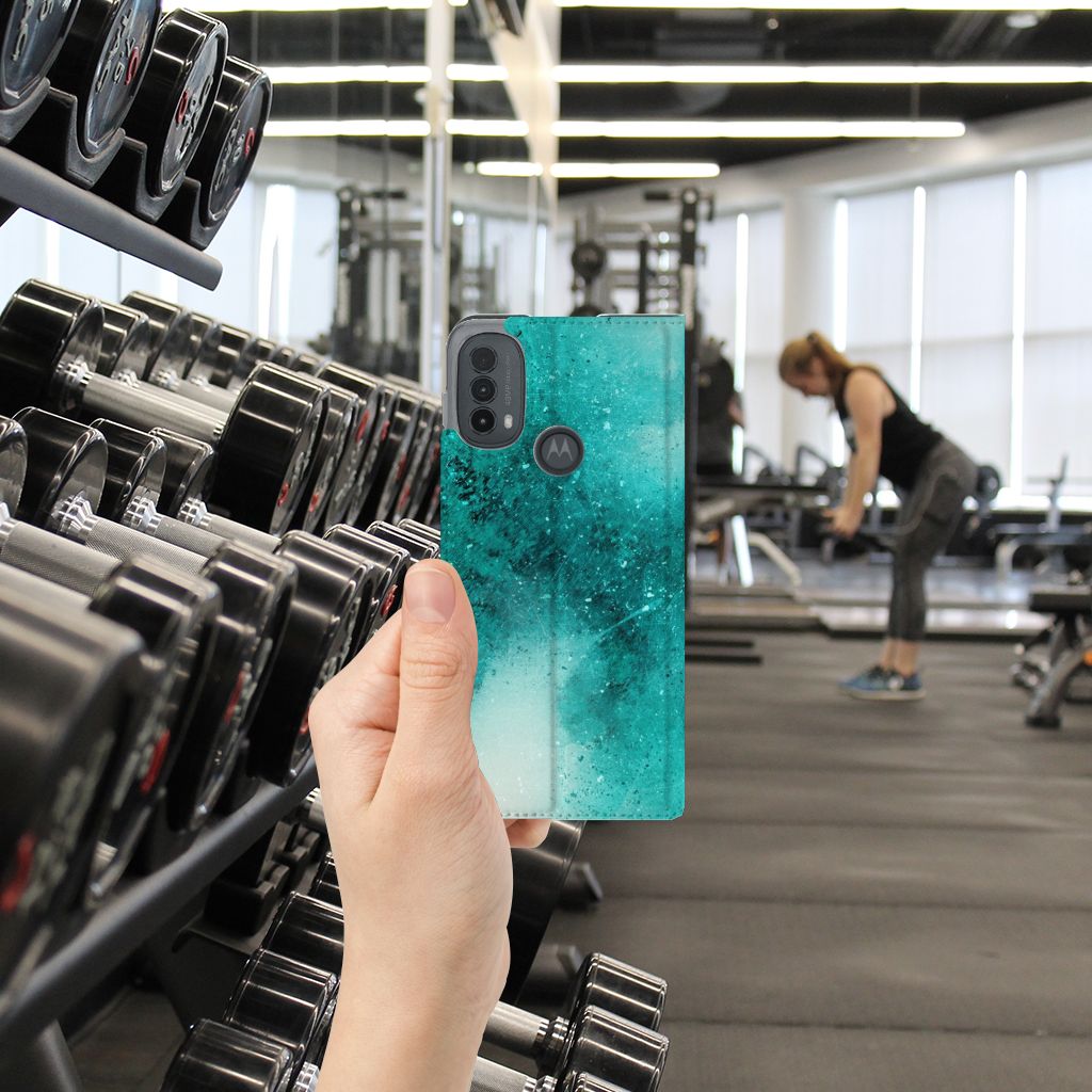 Bookcase Motorola Moto E20 Painting Blue hand vast met dumbbells gym omgeving