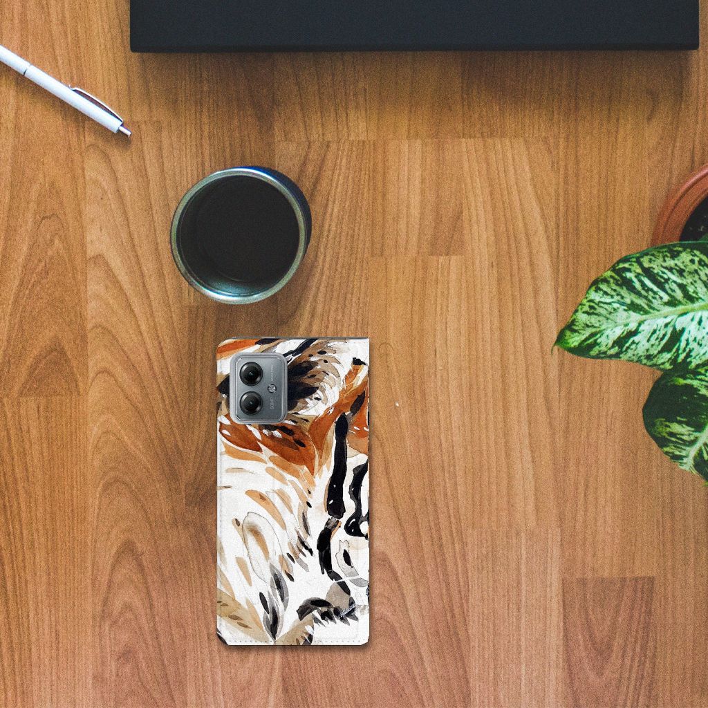 Bookcase Motorola Moto G14 Watercolor Tiger op een tafel met koffie, stijlvol en duurzaam cadeau voor tijgerliefhebbers.