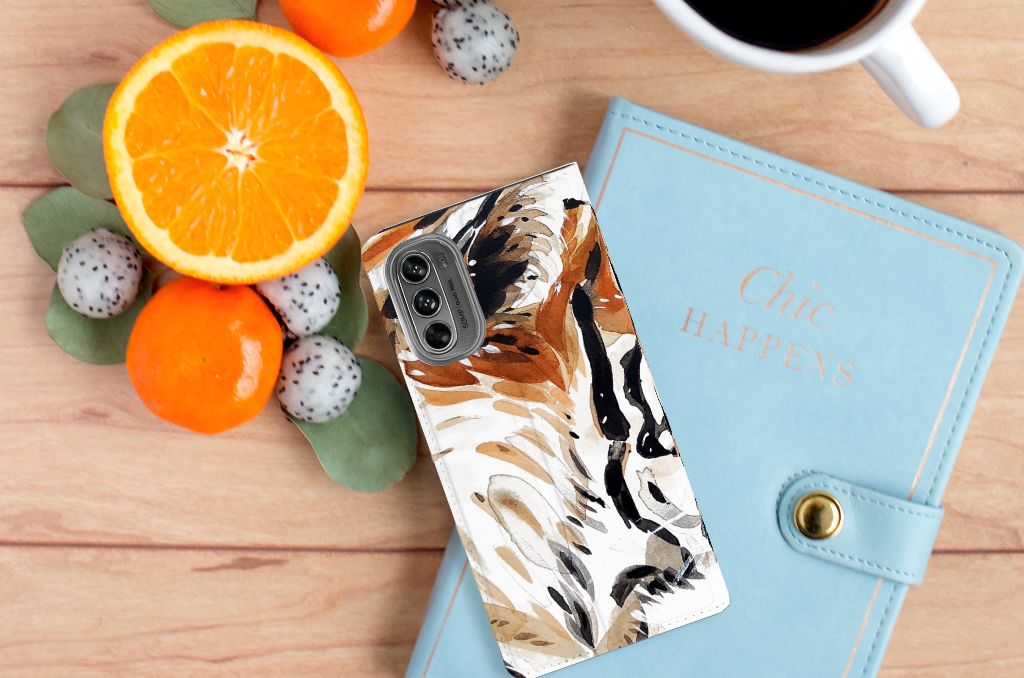 Bookcase Motorola Moto G62 5G Watercolor Tiger telefoon hoes met oranje en groene vruchten en boek op houten tafel