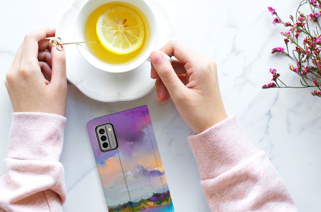 Handen met een lemmethee en een Bookcase Nokia G22 Boat hoesje, ideaal als cadeau met kunstzinnige uitstraling 🎨.