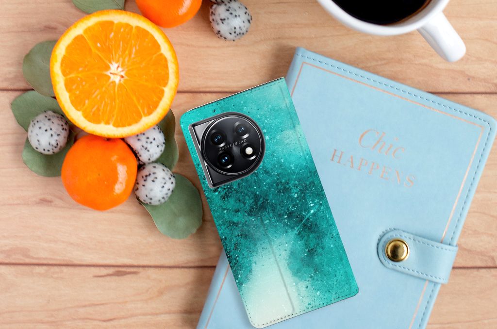 OnePlus 11 Bookcase Painting Blue zijaanzicht op tafel met vruchten en notitieboek