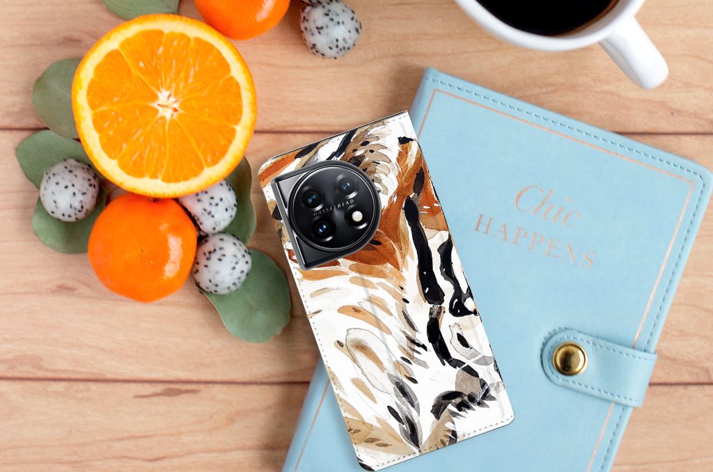 OnePlus 11 Bookcase Watercolor Tiger design bovenaanzicht smartphone met fruit en notitieboek