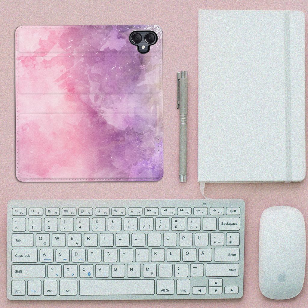 Bookcase Samsung Galaxy A05 Pink Purple Paint op bureau met toetsenbord en notitieboek, perfect cadeau 🎁.