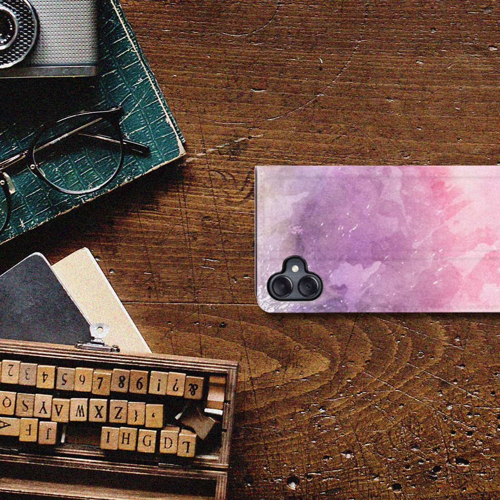 Bookcase Samsung Galaxy A05 Pink Purple Paint op een houten tafel, perfect als cadeau voor bescherming en stijl 📚✨.