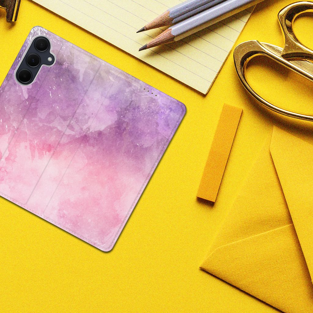 Bookcase Samsung Galaxy A35 Pink Purple Paint op een bureautafel met kleurige kantoorbenodigdheden.