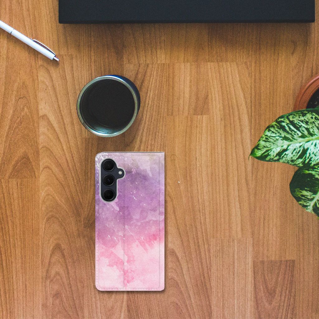 Bookcase Samsung Galaxy A35 Pink Purple Paint op houten tafel met planten en koffie. Perfect cadeau! 🌸