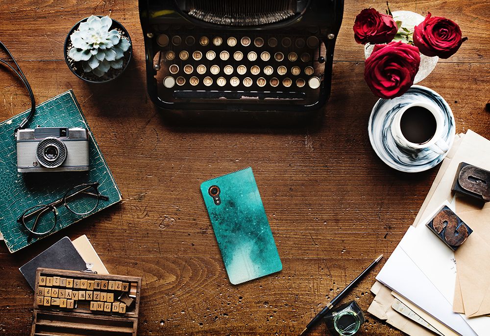 Bookcase Samsung Galaxy Xcover 7 Painting Blue op een bureau met vintage accessoires, perfect als cadeau 🎁.