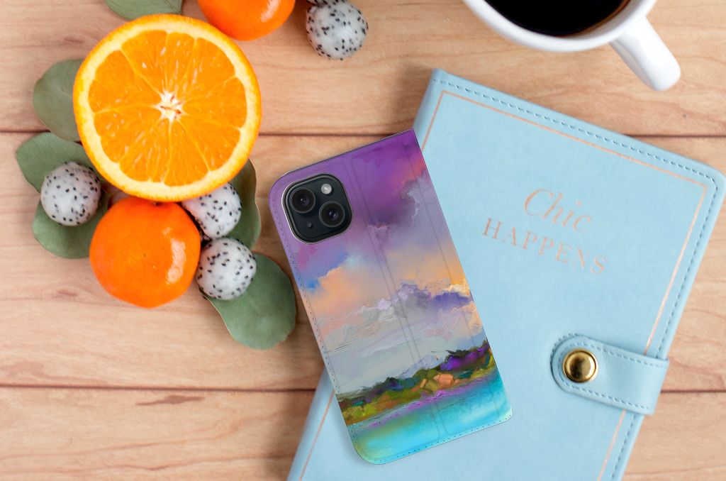 Bookcase iPhone 15 Boat op een tafel met fruit en een notitieboek, kleurrijke art design met boot en landschap.
