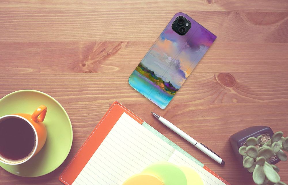 Bookcase iPhone 15 Plus Boat met abstract ontwerp in blauw en paars op een houten bureau.