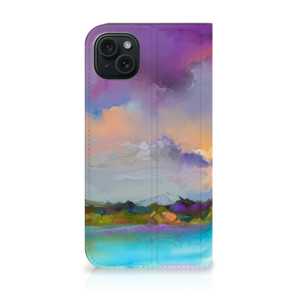 Bookcase iPhone 15 Plus Boat met abstract ontwerp van een bootje op een meer in prachtige blauwe en paarse tinten.