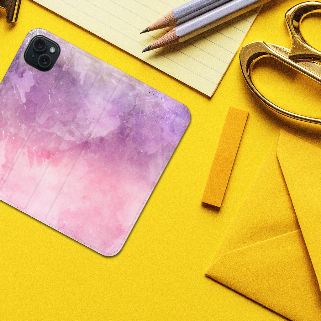 Bookcase iPhone 15 Plus Pink Purple Paint op een gele achtergrond met schaar en potloden.
