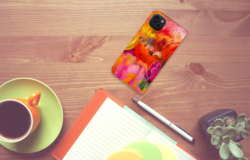 Bookcase iPhone 15 Plus Tulips op een houten tafel met een kop koffie en notitieboekje.