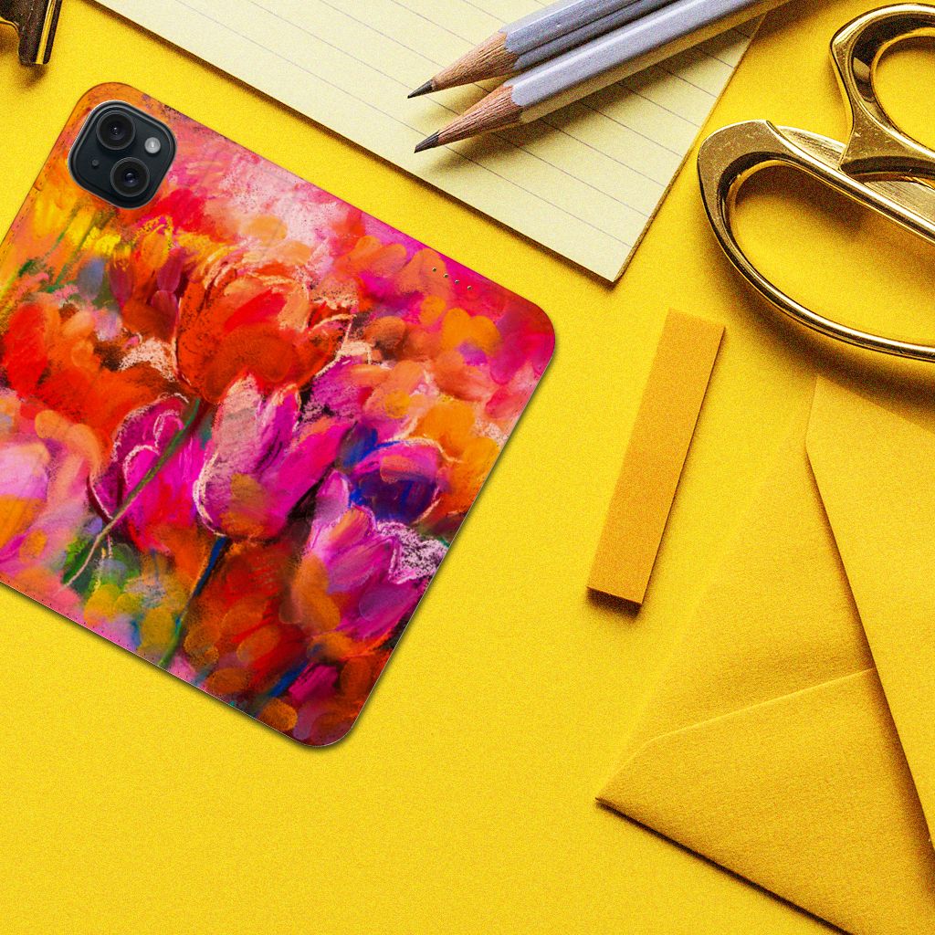 Bookcase iPhone 15 Plus Tulips design met kleurrijke tulpen op een bureau met gele achtergrond.