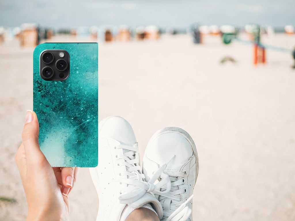 Bookcase iPhone 15 Pro Painting Blue met een prachtig turquoise design op het strand.