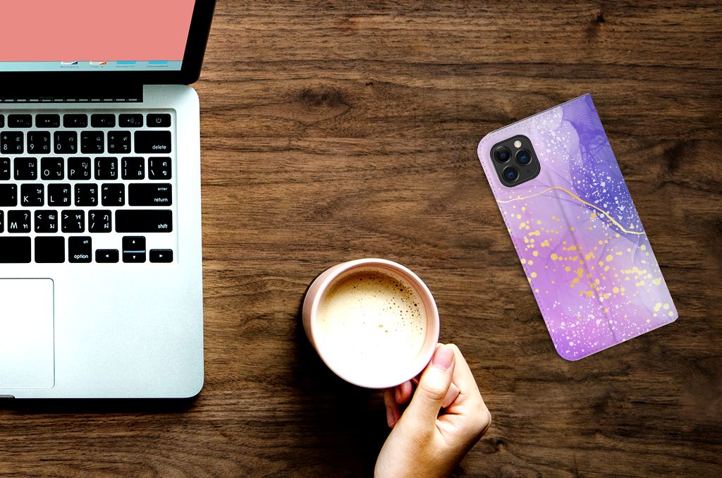 Bookcase voor Apple iPhone 11 Pro Max Watercolor Paars op een bureau met laptop en koffie☕.