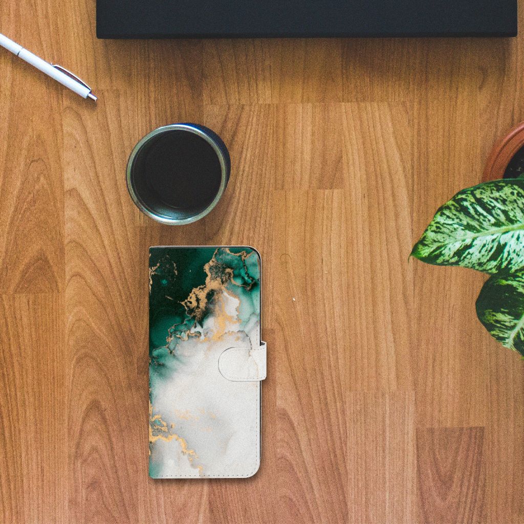 Bookcase voor OnePlus Nord CE 3 Lite Marmer Groen op houten tafel met planten ☘️ en koffie.