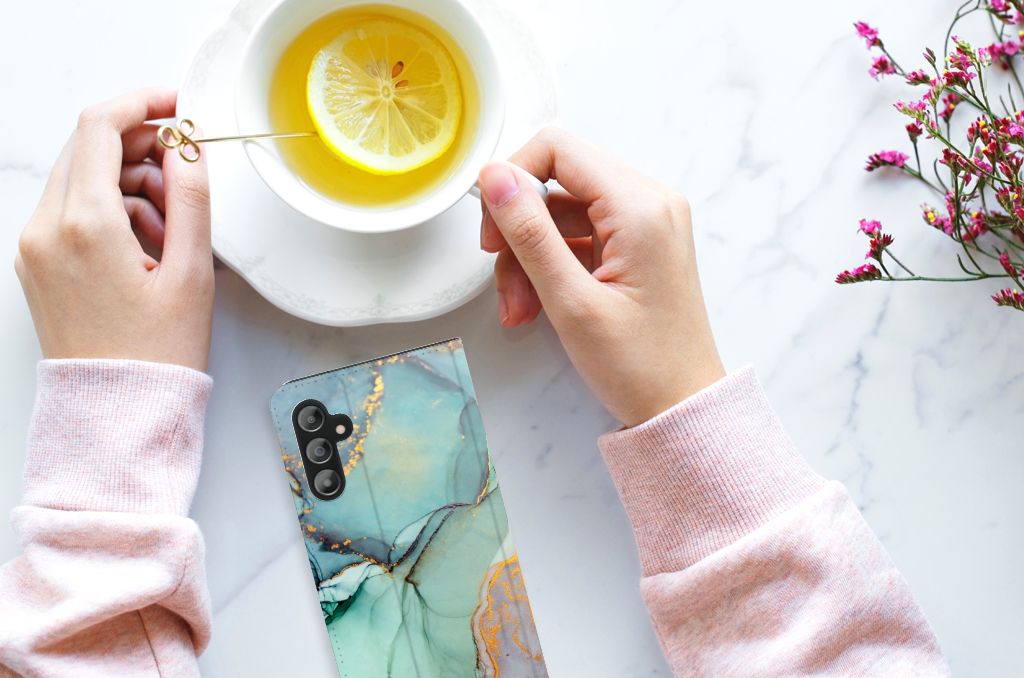 Bookcase voor Samsung Galaxy A14 4G Watercolor Mix met een hand die een kopje thee vasthoudt.