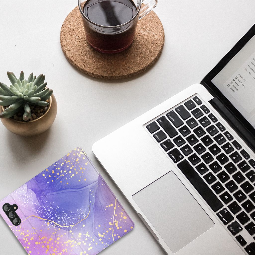 Bookcase voor Samsung Galaxy A14 5G Watercolor Paars op bureau naast laptop en planten.