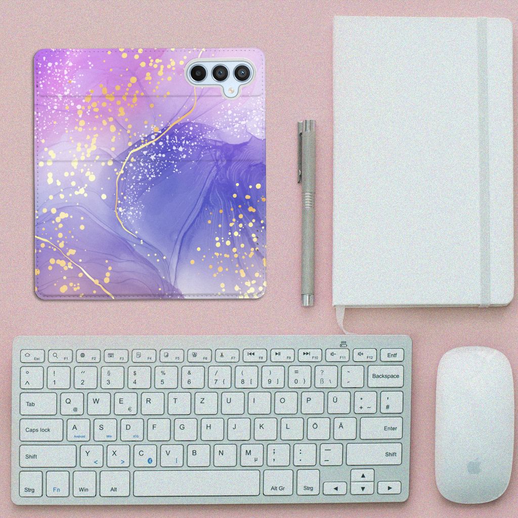 Bookcase voor Samsung Galaxy A54 Watercolor Paars met elegante paarse en gouden accenten op een bureau met toetsenbord.