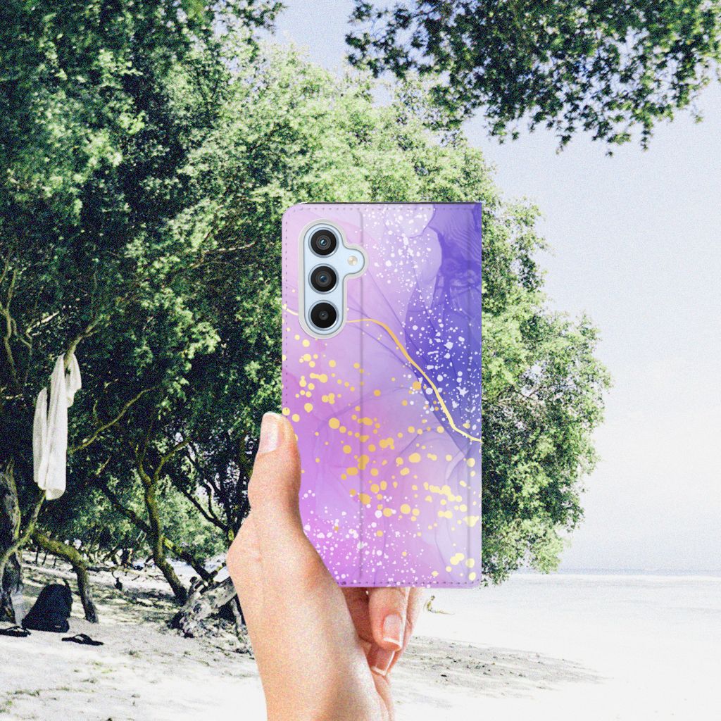 Bookcase voor Samsung Galaxy A54 Watercolor Paars met een prachtig paarse uitstraling en bescherming aan het strand.